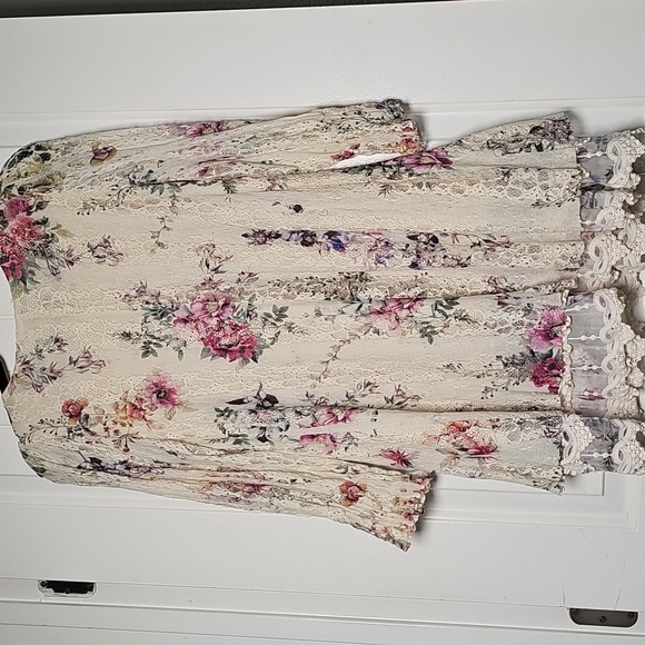 Origami Sm Floral Lace Long Blouse - Picture 15 of 15